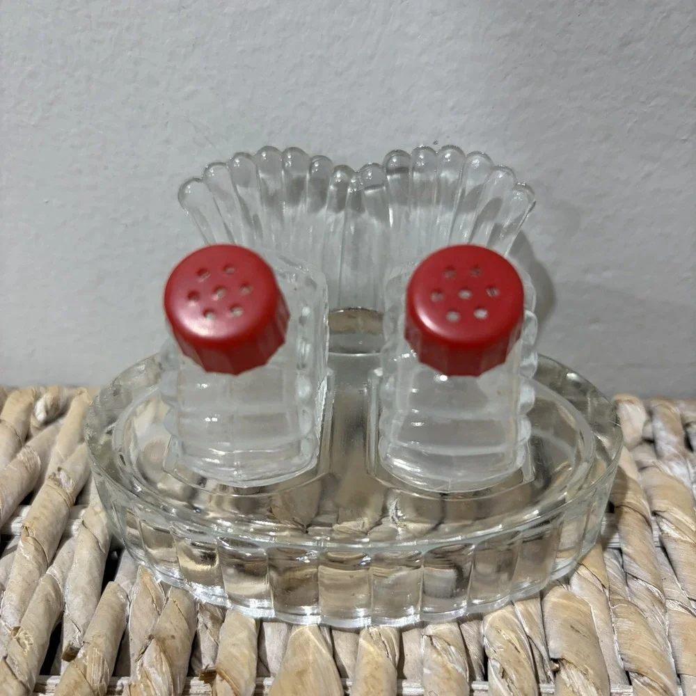 Vintage Clear Pressed Glass Mini Salt Pepper Shakers Red‎ Tops Turkey Tail Tray